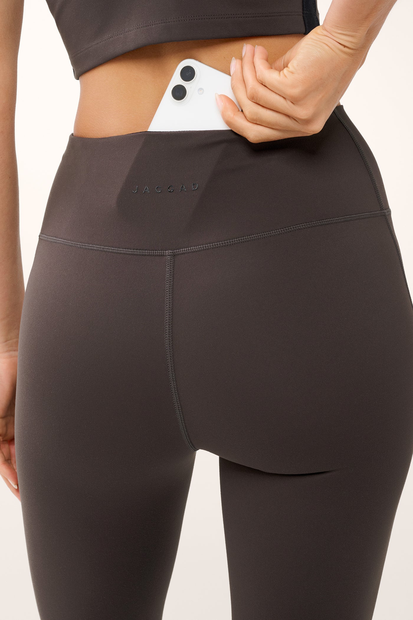 ASTOR ACTIVE FLARE PANT COFFEE BEAN - Image 6