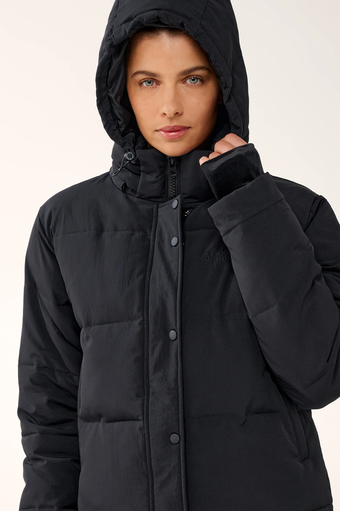 ESSENTIAL HIP-LINE PUFFER JACKET BLACK - Image 3