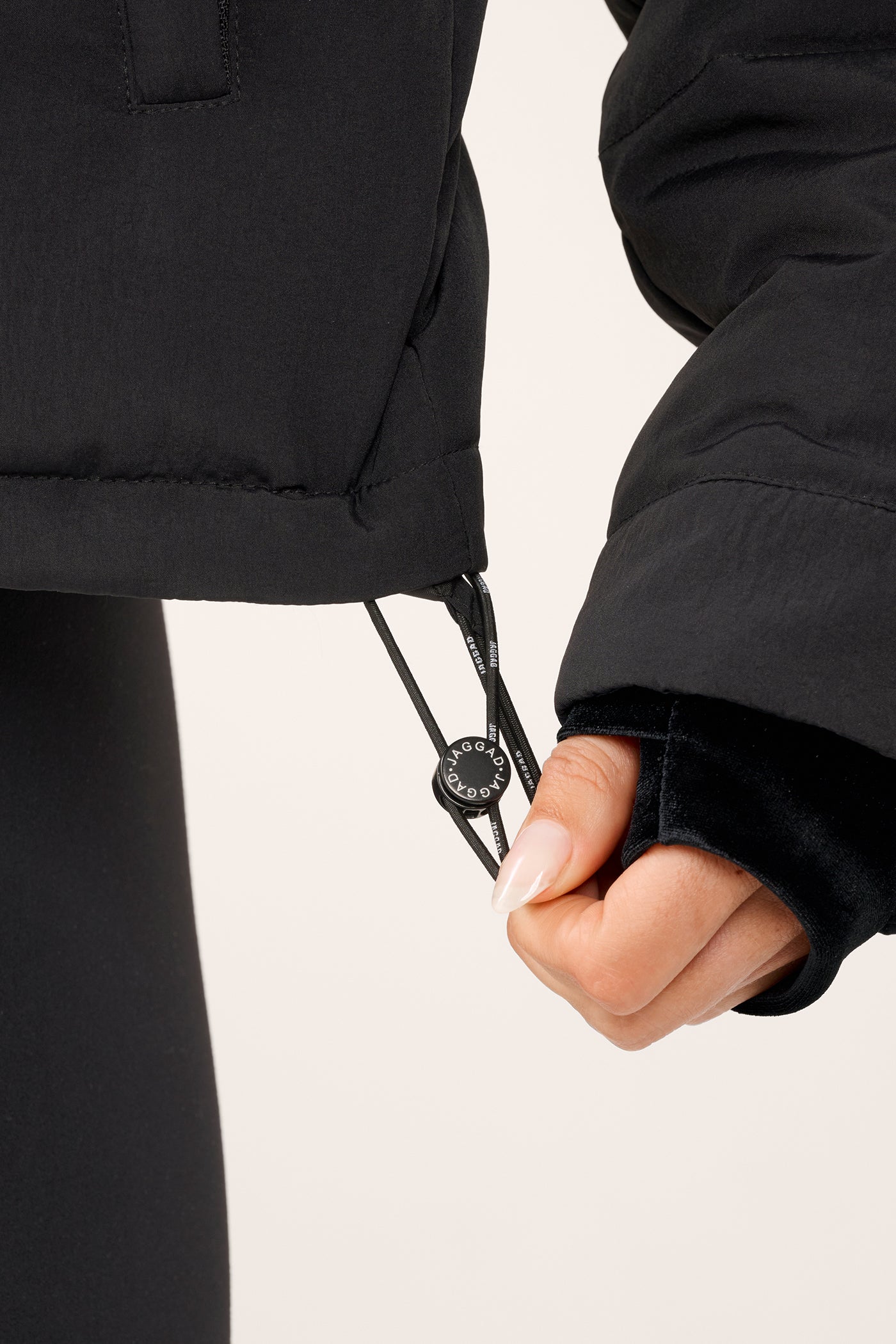 ESSENTIAL HIP-LINE PUFFER JACKET BLACK - Image 4