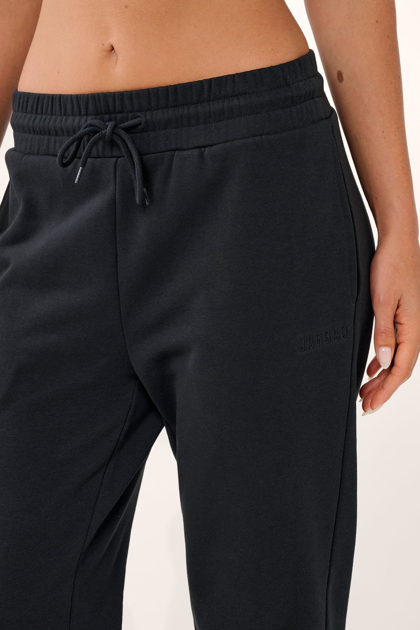 ESSENTIAL SLIM TRACKPANT BLACK - Image 3