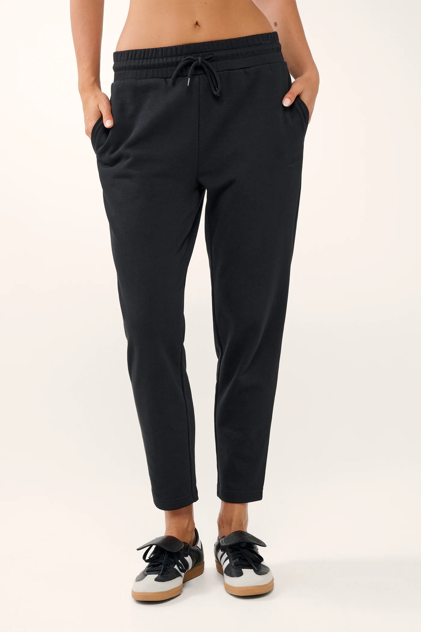 ESSENTIAL SLIM TRACKPANT BLACK - Image 4