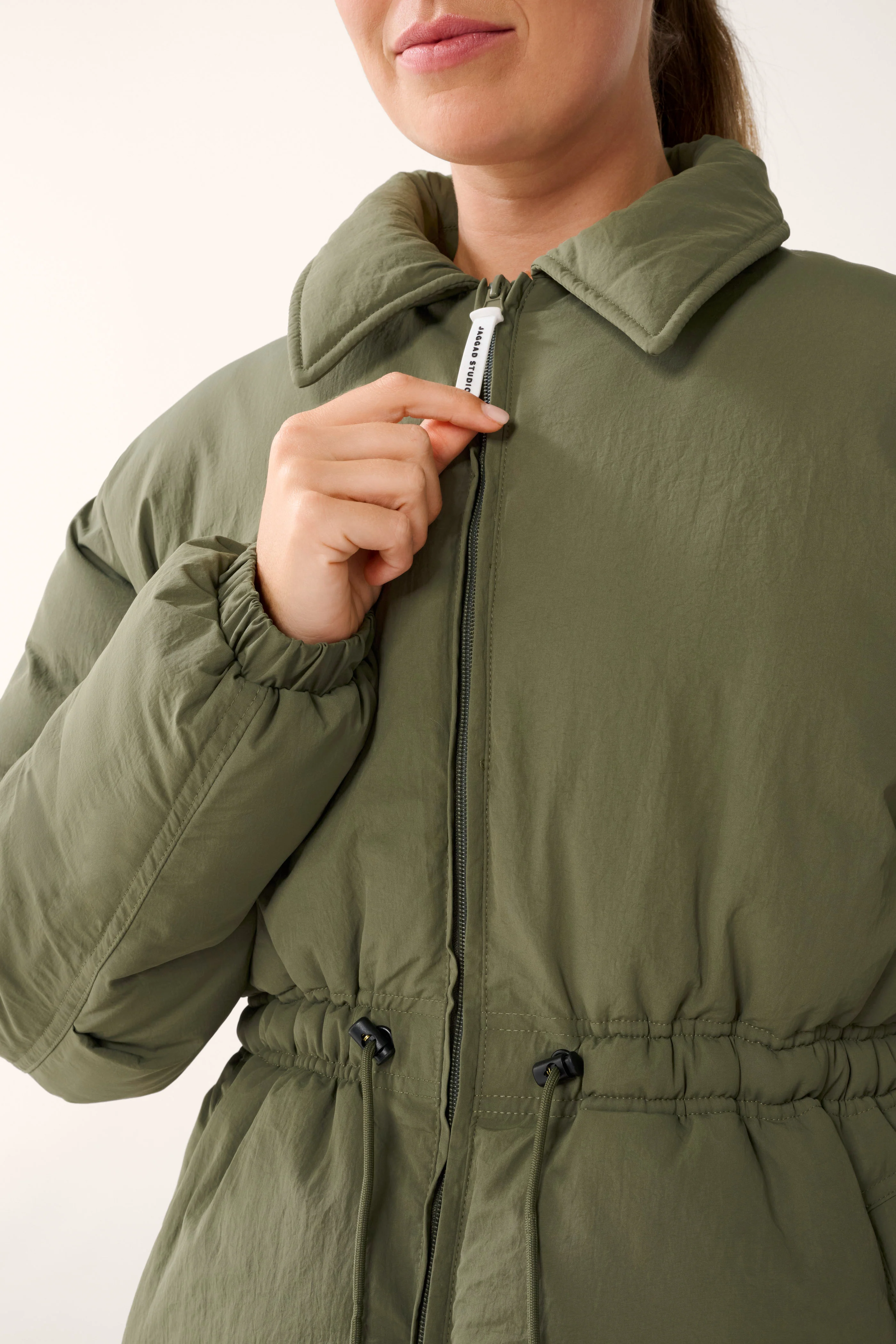 GREENWICH MID-LINE PUFFER JACKET KHAKI - Image 5